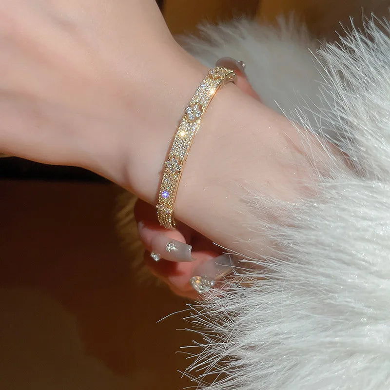 Four Leaf Flower Inlaid Zircon Bracelet